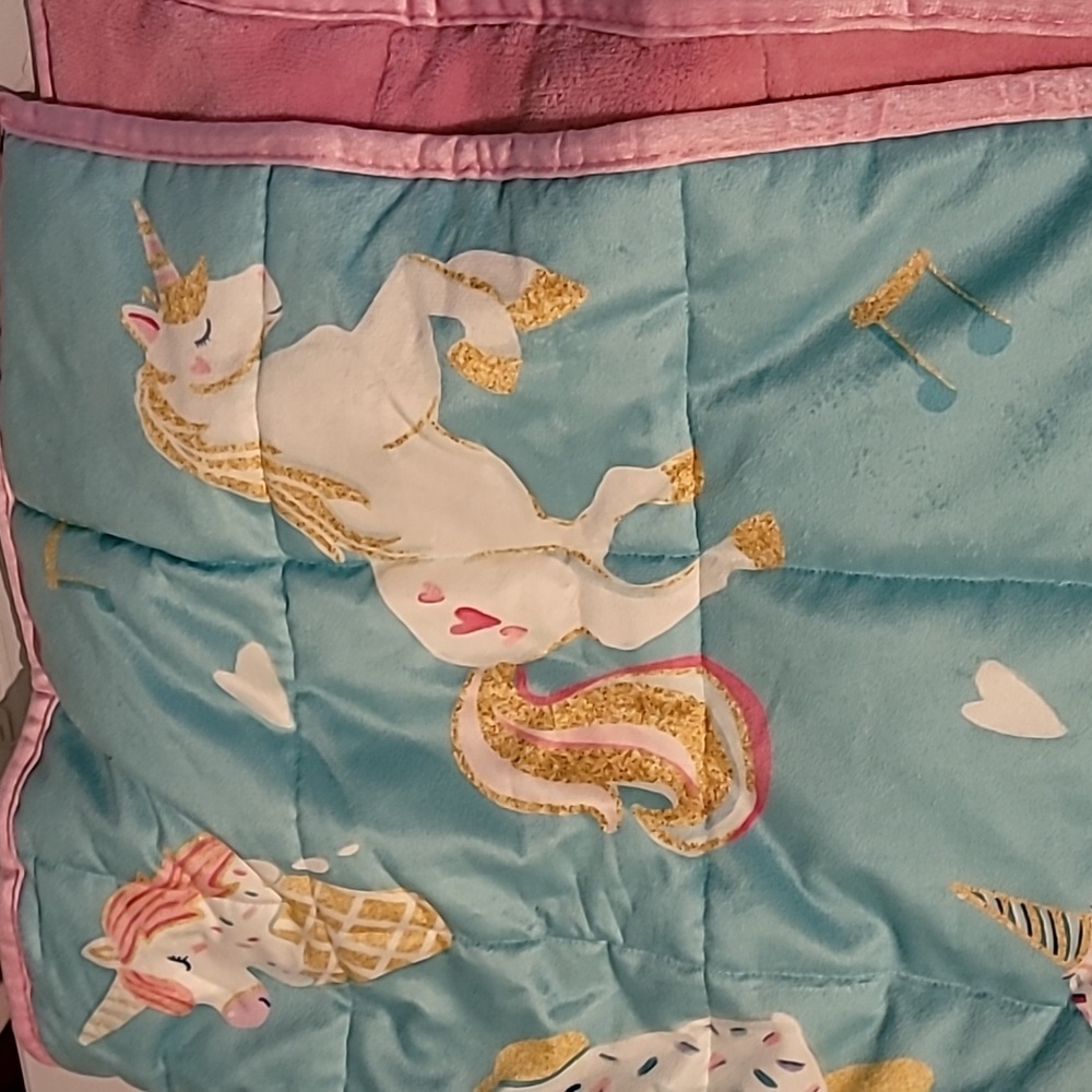 Kid's unicorn weighted throw - Picture 2 of 3